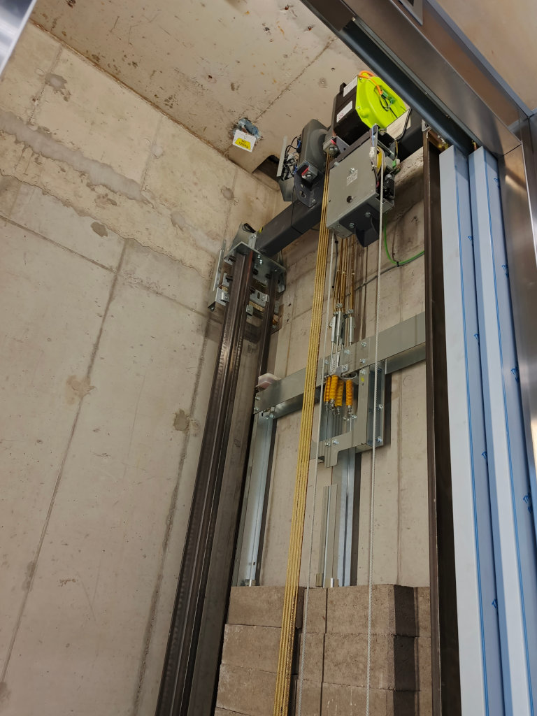 maszynownia windy dźwigu